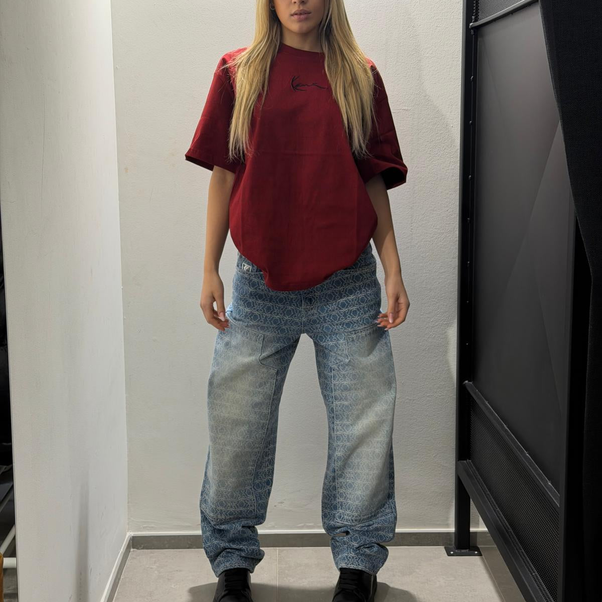 jeans karl kani con lettere in rilievo